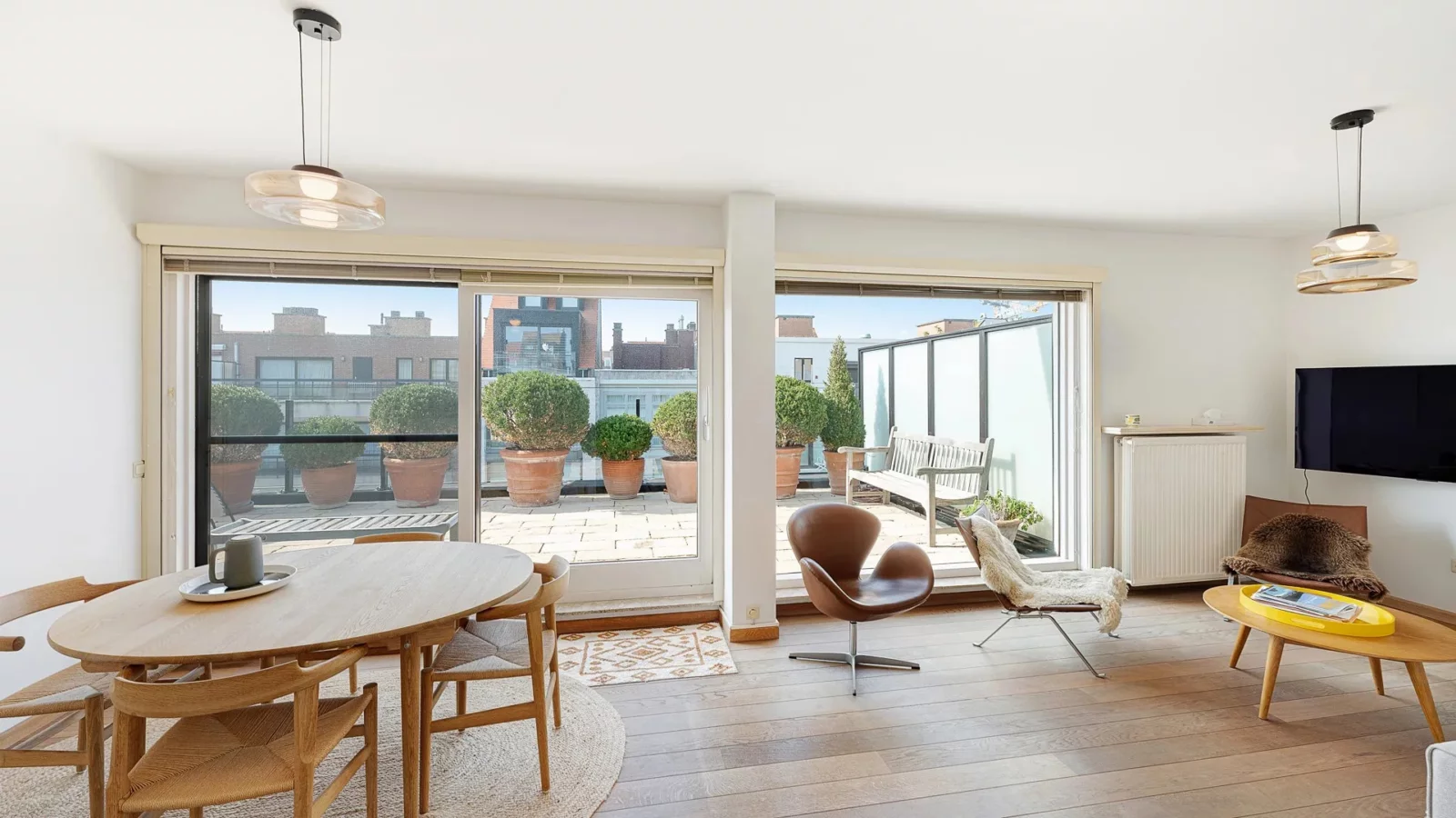 Penthouse appartement met grote zonneterrassen nabij strand.