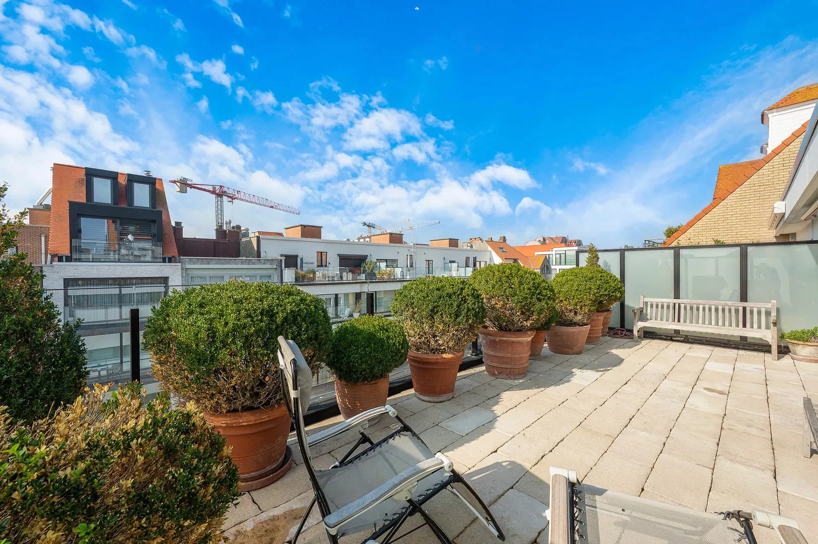 Penthouse appartement met grote zonneterrassen nabij strand.
