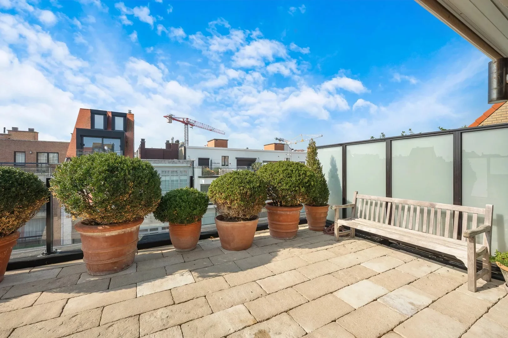 Penthouse appartement met grote zonneterrassen nabij strand.