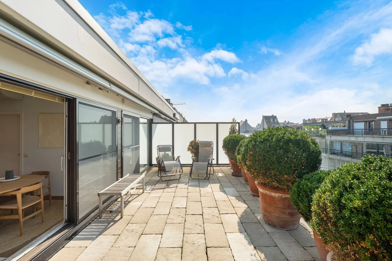 Penthouse appartement met grote zonneterrassen nabij strand.