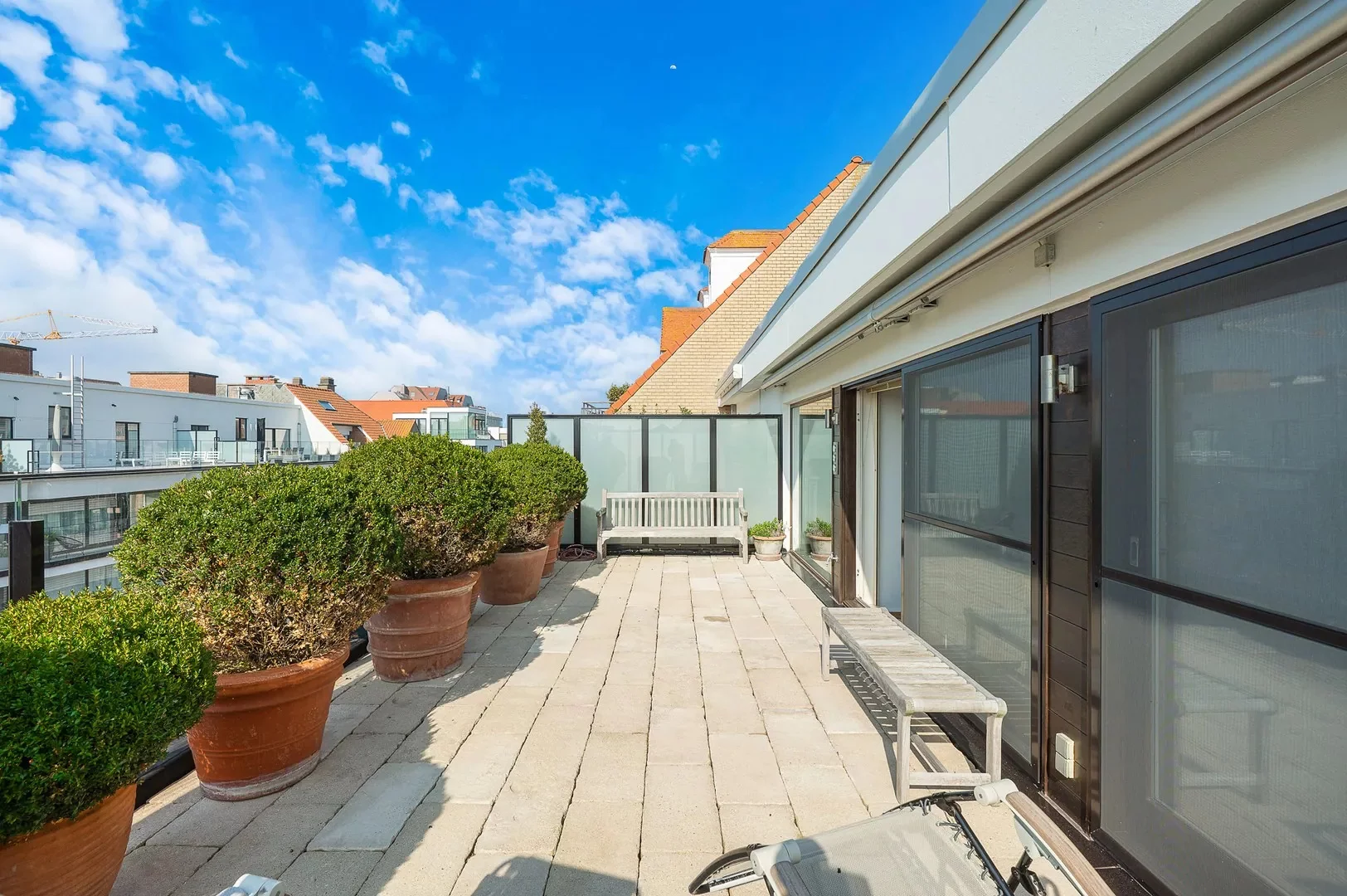 Penthouse appartement met grote zonneterrassen nabij strand.