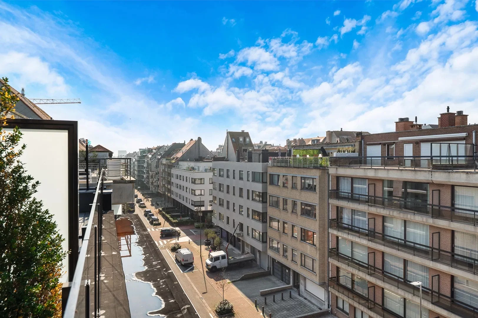 Penthouse appartement met grote zonneterrassen nabij strand.