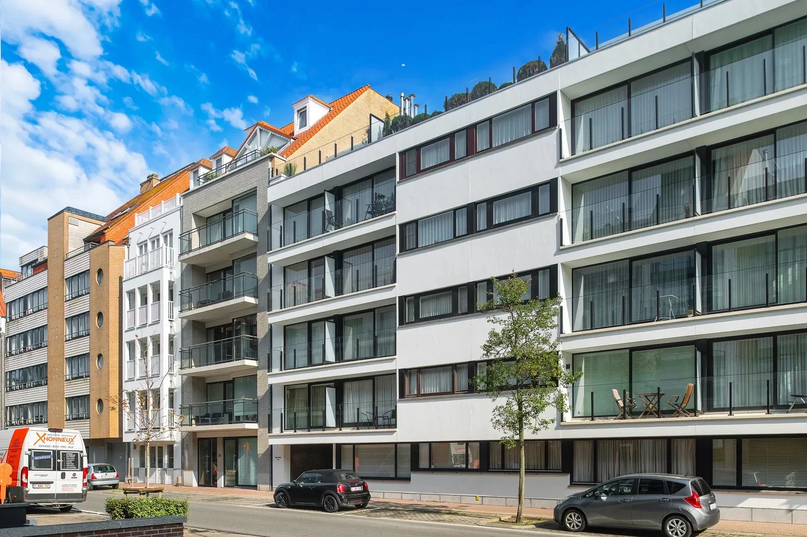 Penthouse appartement met grote zonneterrassen nabij strand.