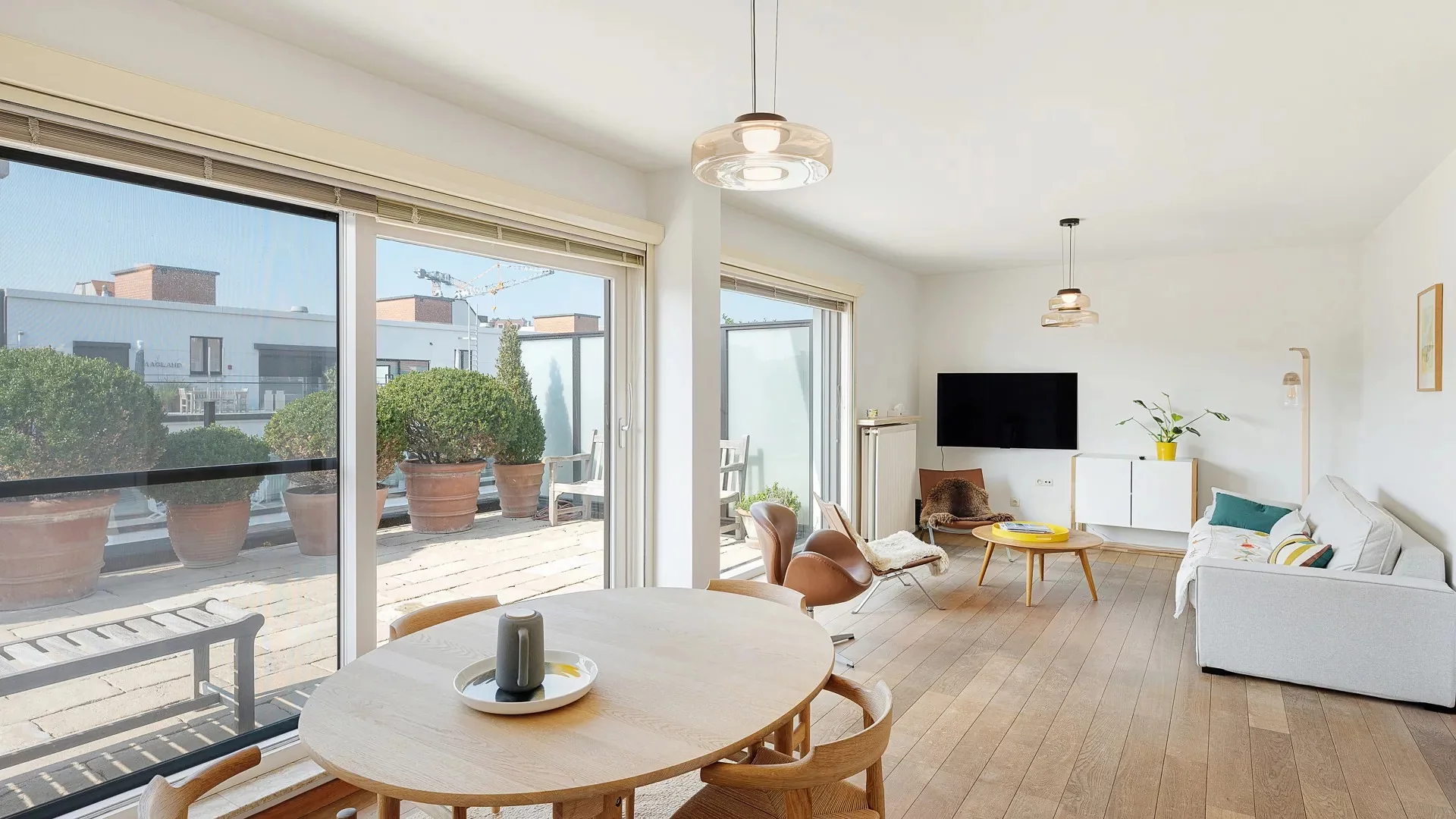 Penthouse appartement met grote zonneterrassen nabij strand.