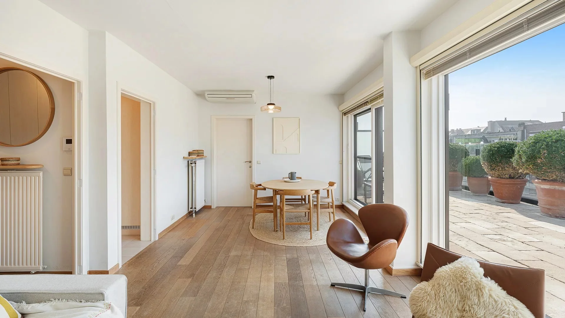 Penthouse appartement met grote zonneterrassen nabij strand.