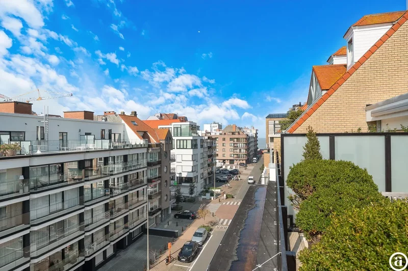 Penthouse appartement met grote zonneterrassen nabij strand.