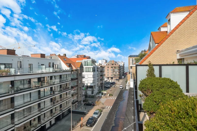 Penthouse appartement met grote zonneterrassen nabij strand.