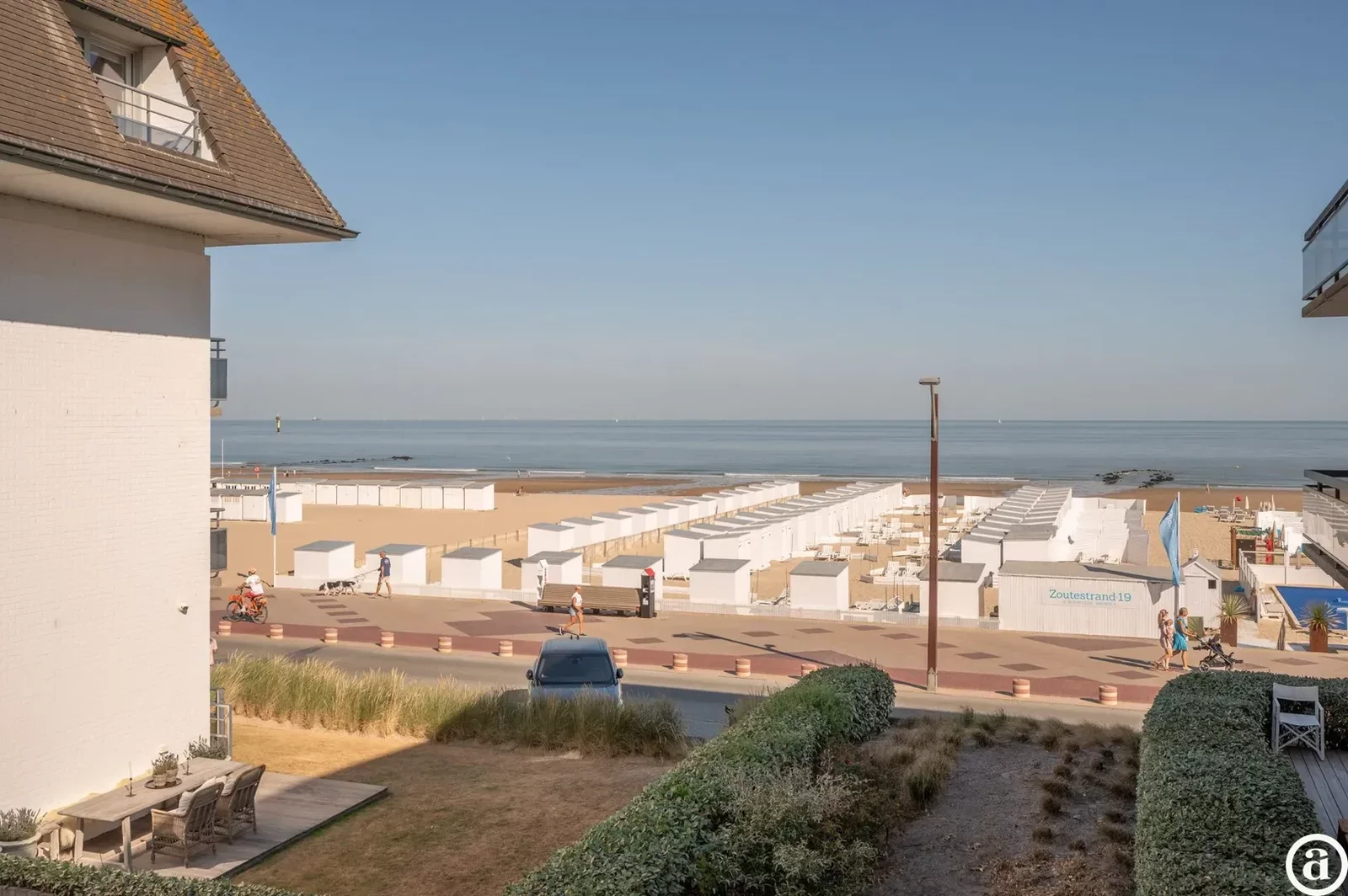 Luxueus gerenoveerd hoekappartement met zeezicht vlakbij de wandeldijk in het Zoute.