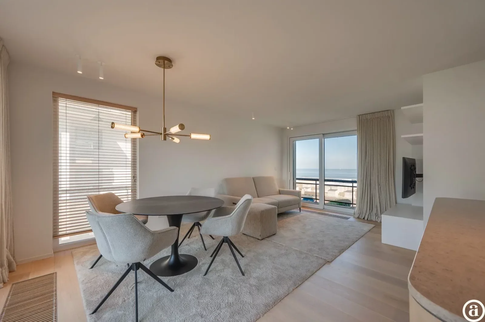 Luxueus gerenoveerd hoekappartement met zeezicht vlakbij de wandeldijk in het Zoute.