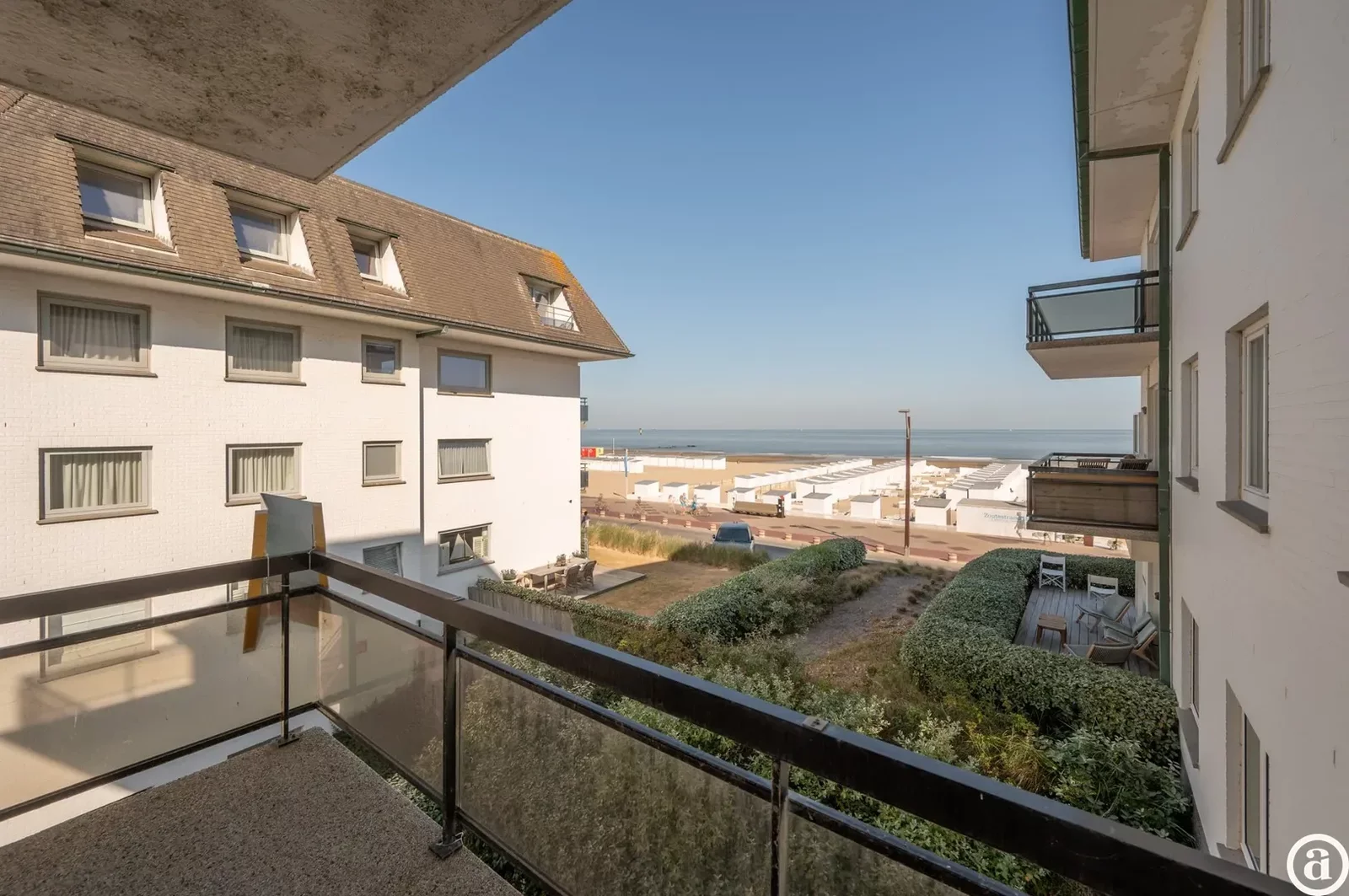 Luxueus gerenoveerd hoekappartement met zeezicht vlakbij de wandeldijk in het Zoute.