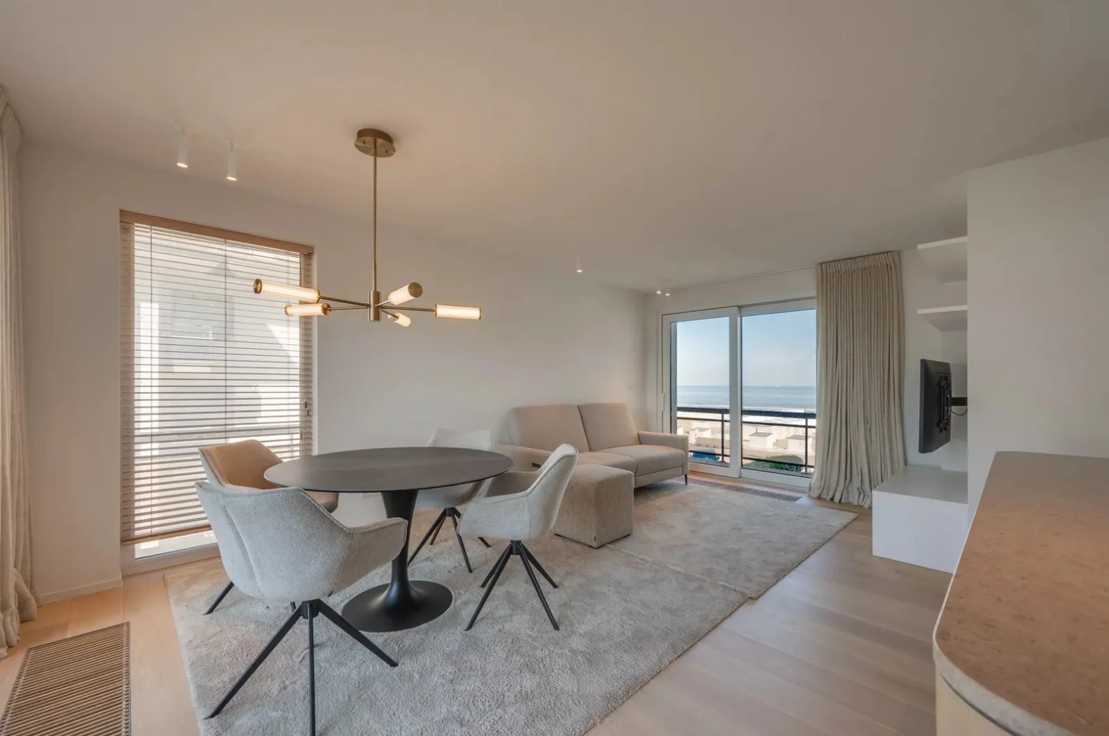 Luxueus gerenoveerd hoekappartement met zeezicht vlakbij de wandeldijk in het Zoute.