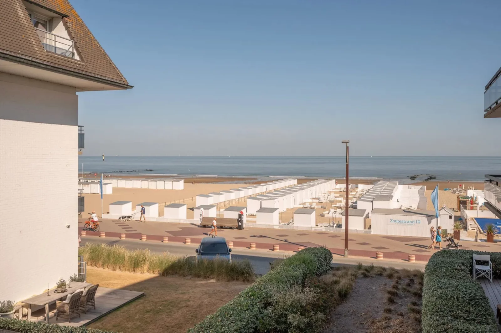 Luxueus gerenoveerd hoekappartement met zeezicht vlakbij de wandeldijk in het Zoute.