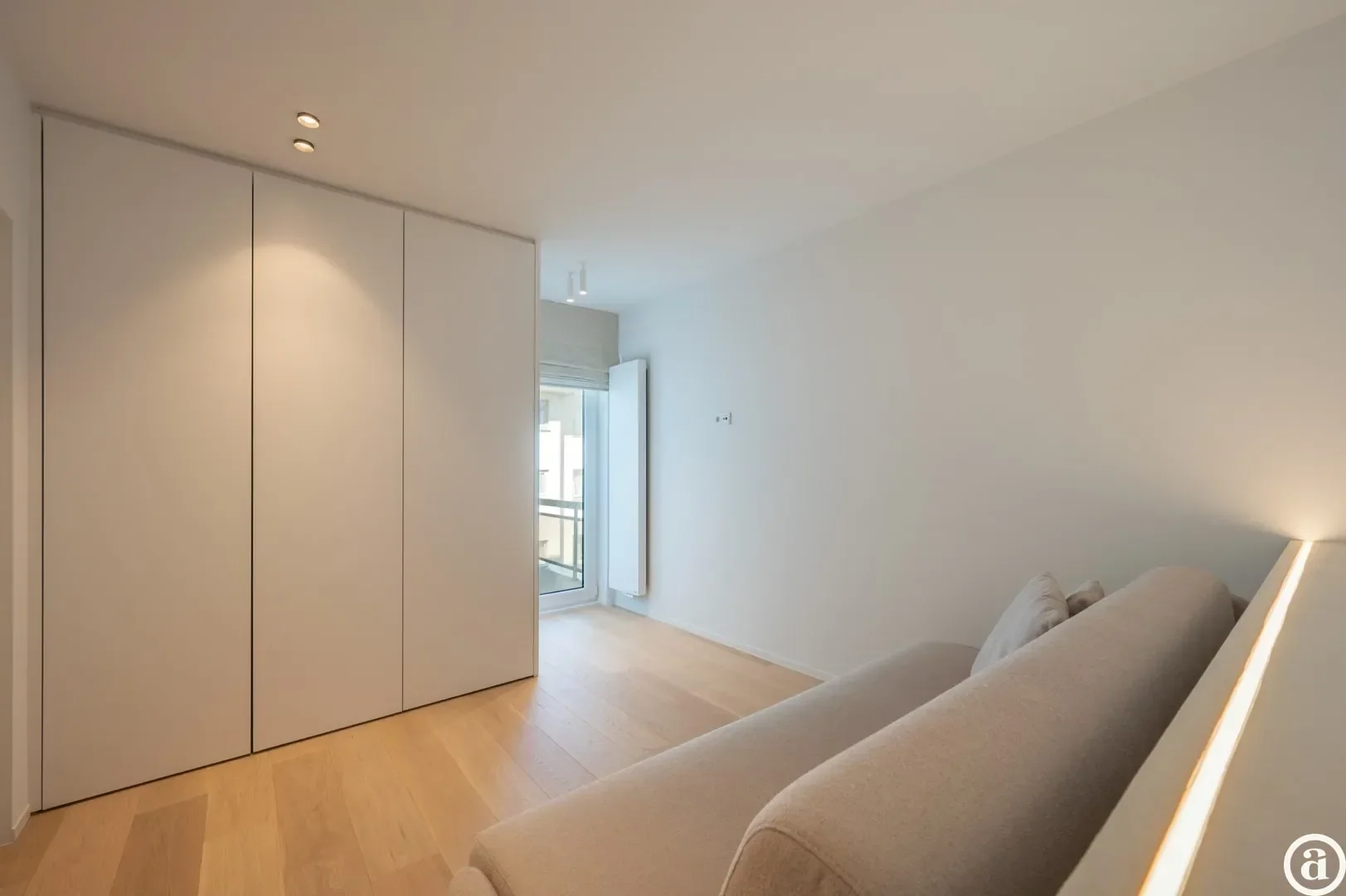 Luxueus gerenoveerd hoekappartement met zeezicht vlakbij de wandeldijk in het Zoute.