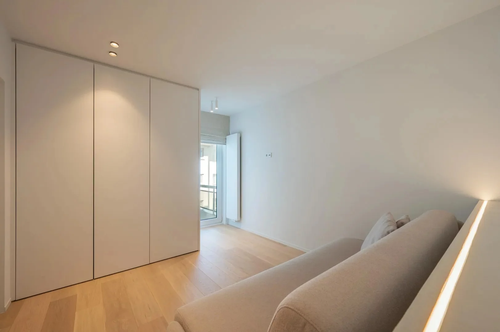 Luxueus gerenoveerd hoekappartement met zeezicht vlakbij de wandeldijk in het Zoute.