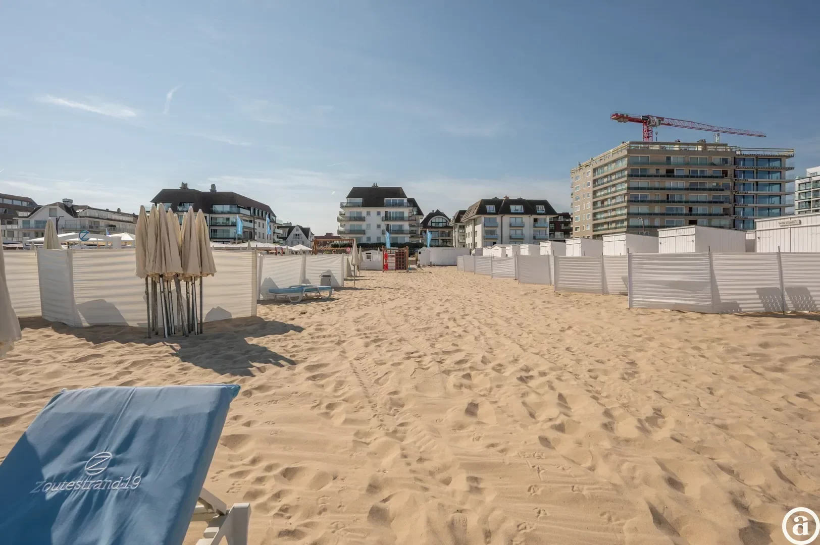 Luxueus gerenoveerd hoekappartement met zeezicht vlakbij de wandeldijk in het Zoute.