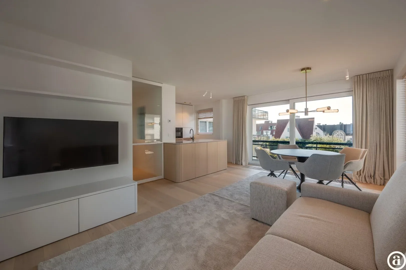Luxueus gerenoveerd hoekappartement met zeezicht vlakbij de wandeldijk in het Zoute.