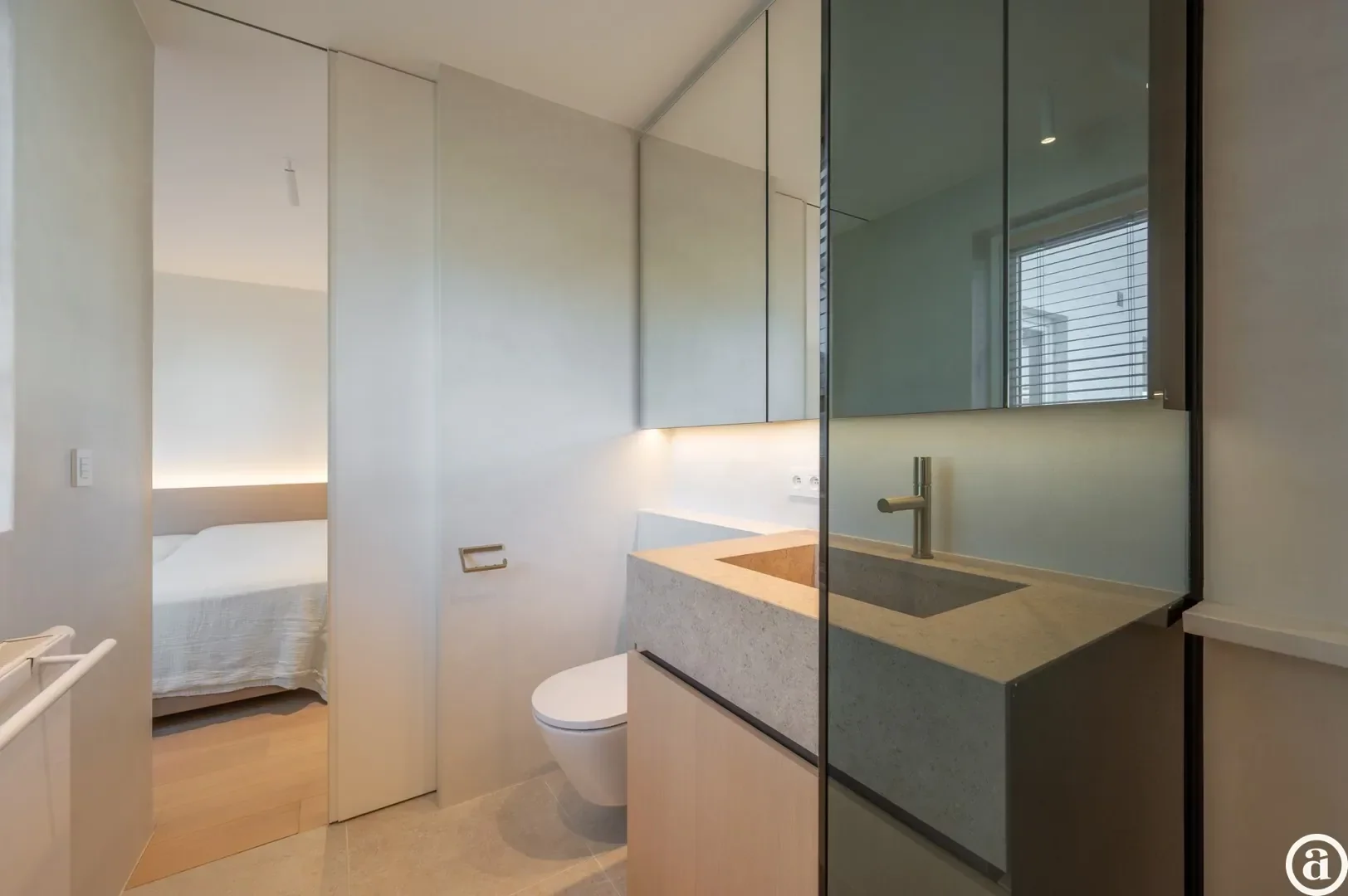 Luxueus gerenoveerd hoekappartement met zeezicht vlakbij de wandeldijk in het Zoute.