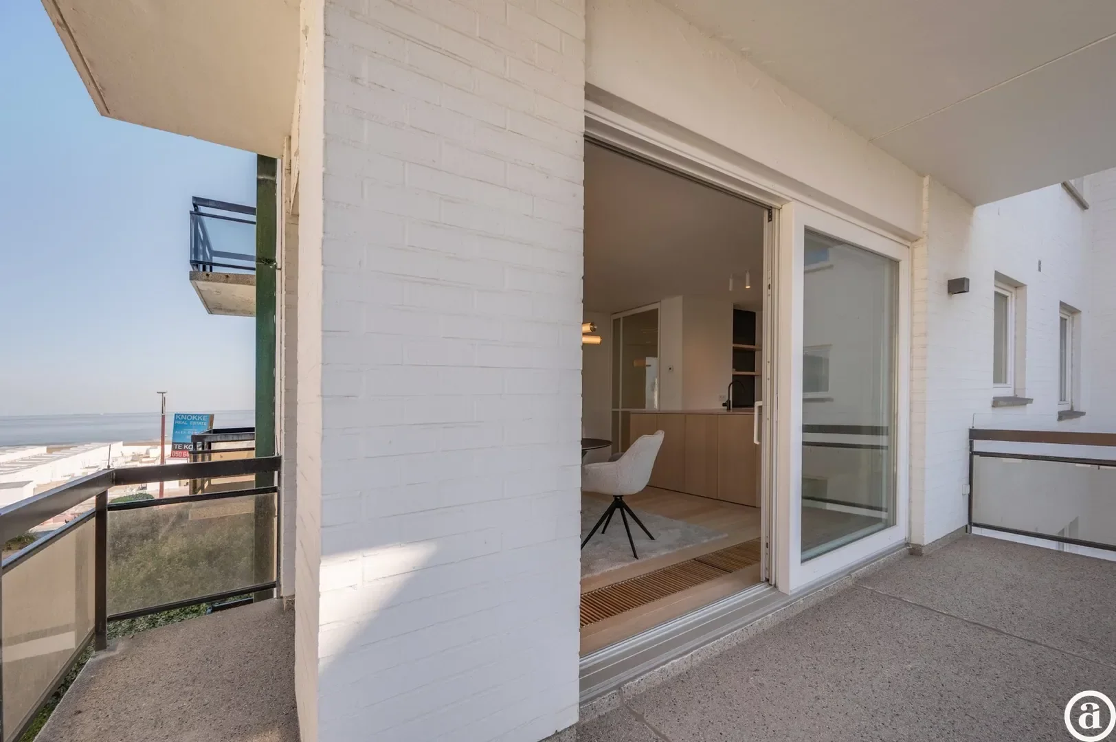 Luxueus gerenoveerd hoekappartement met zeezicht vlakbij de wandeldijk in het Zoute.