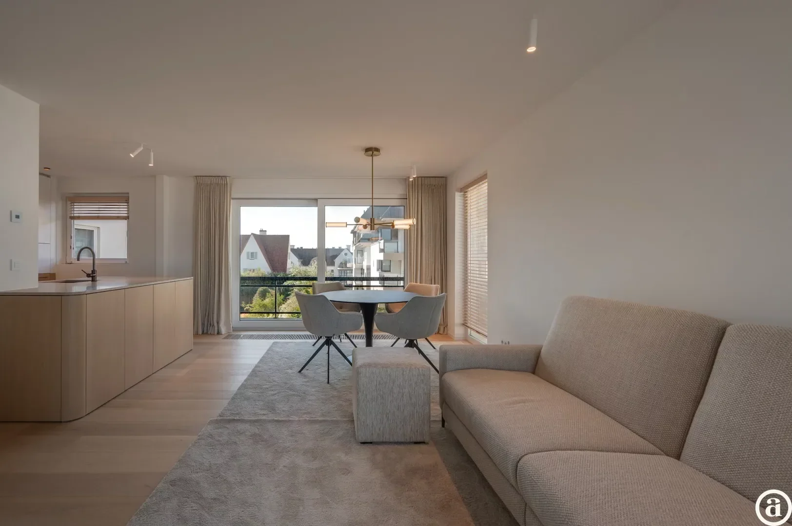 Luxueus gerenoveerd hoekappartement met zeezicht vlakbij de wandeldijk in het Zoute.