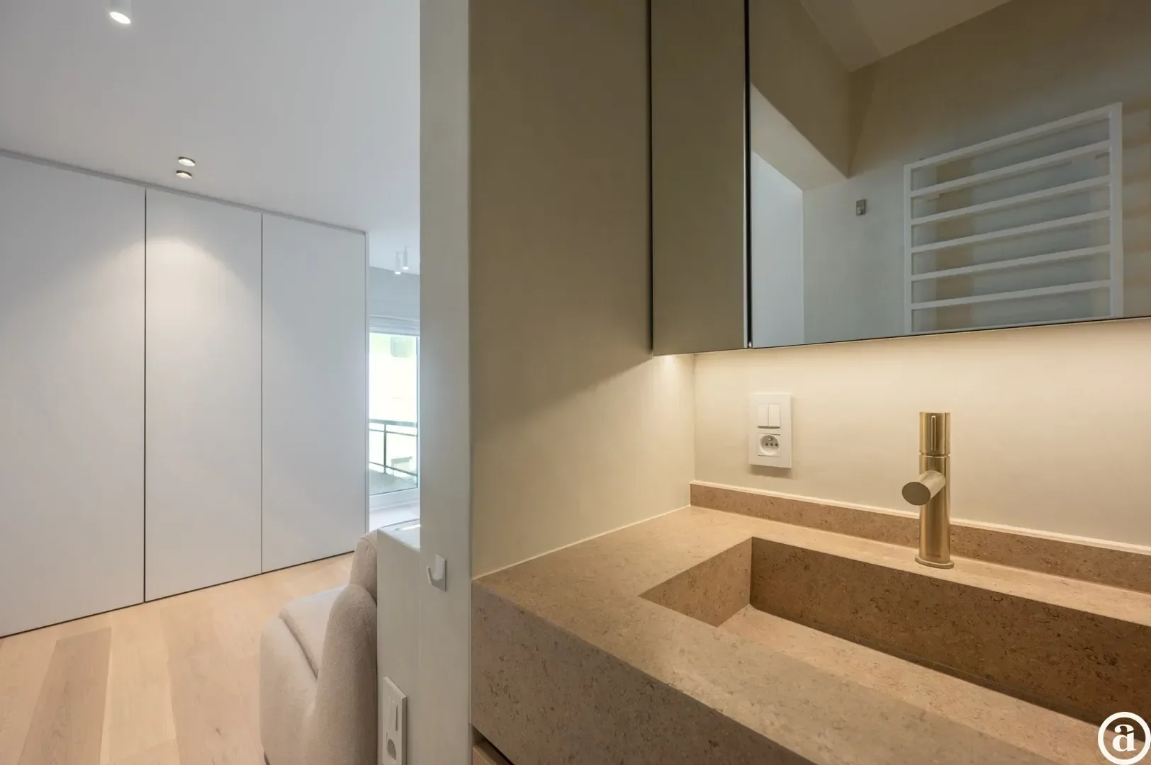 Luxueus gerenoveerd hoekappartement met zeezicht vlakbij de wandeldijk in het Zoute.