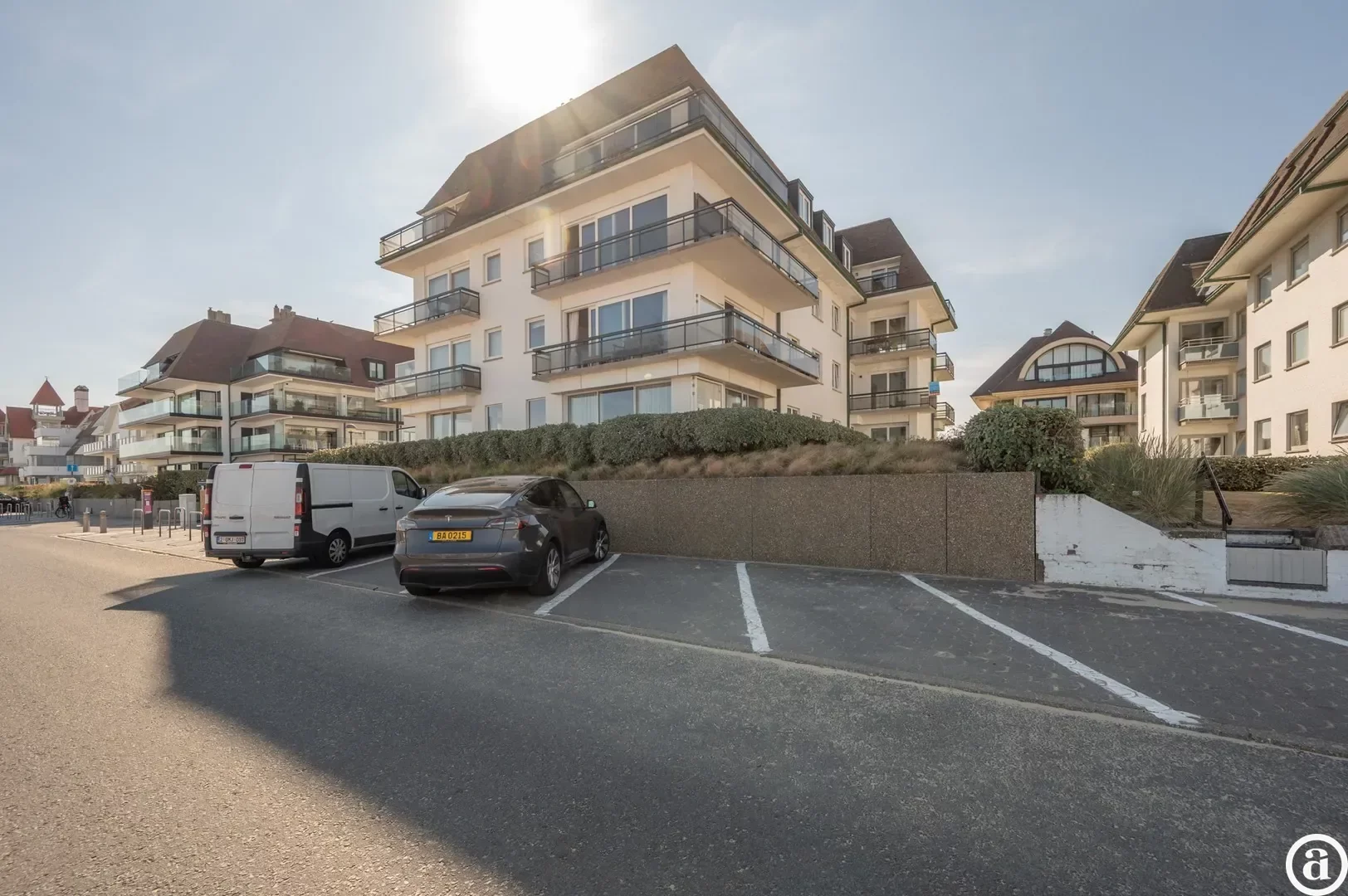 Luxueus gerenoveerd hoekappartement met zeezicht vlakbij de wandeldijk in het Zoute.