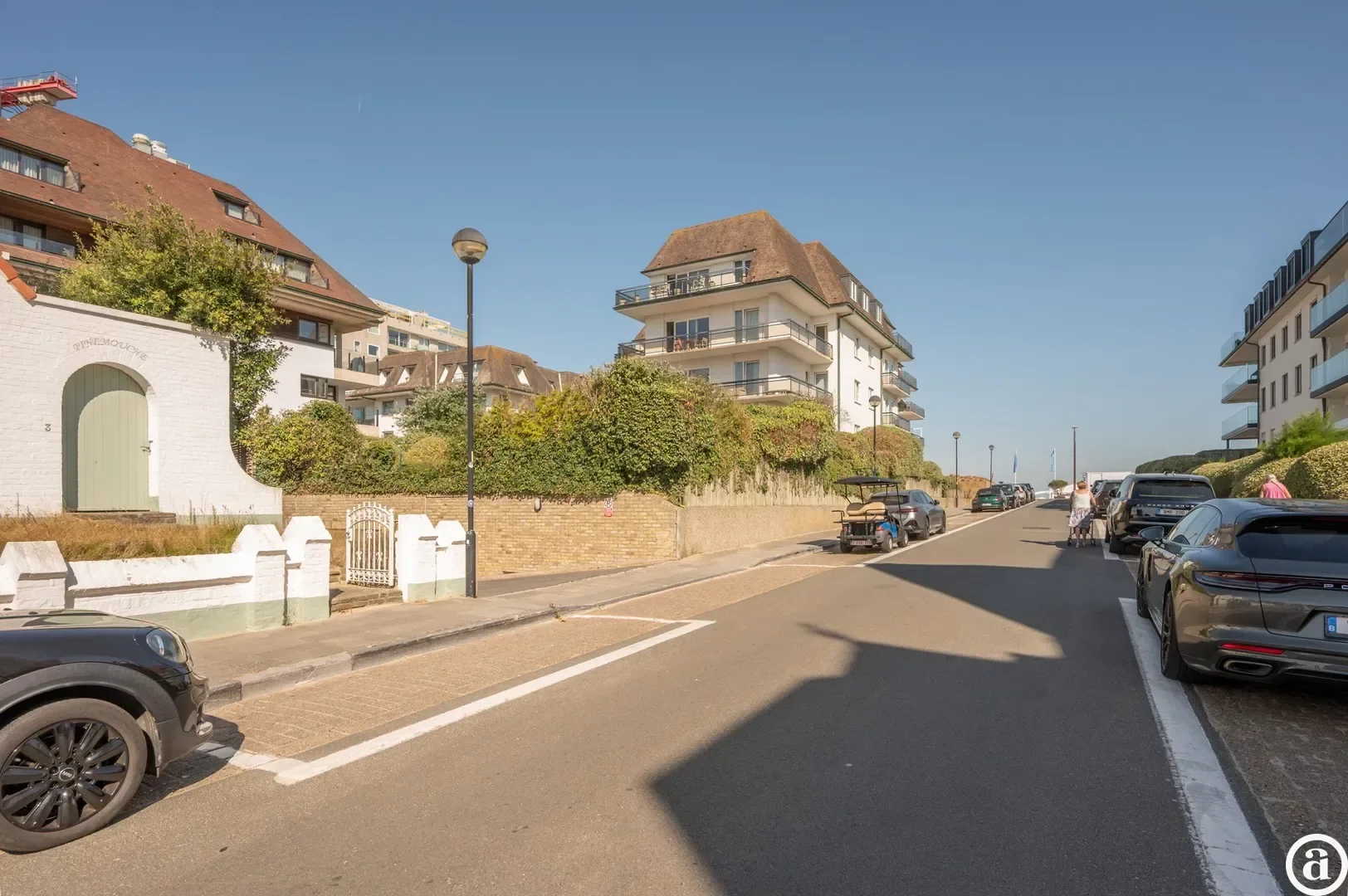 Luxueus gerenoveerd hoekappartement met zeezicht vlakbij de wandeldijk in het Zoute.