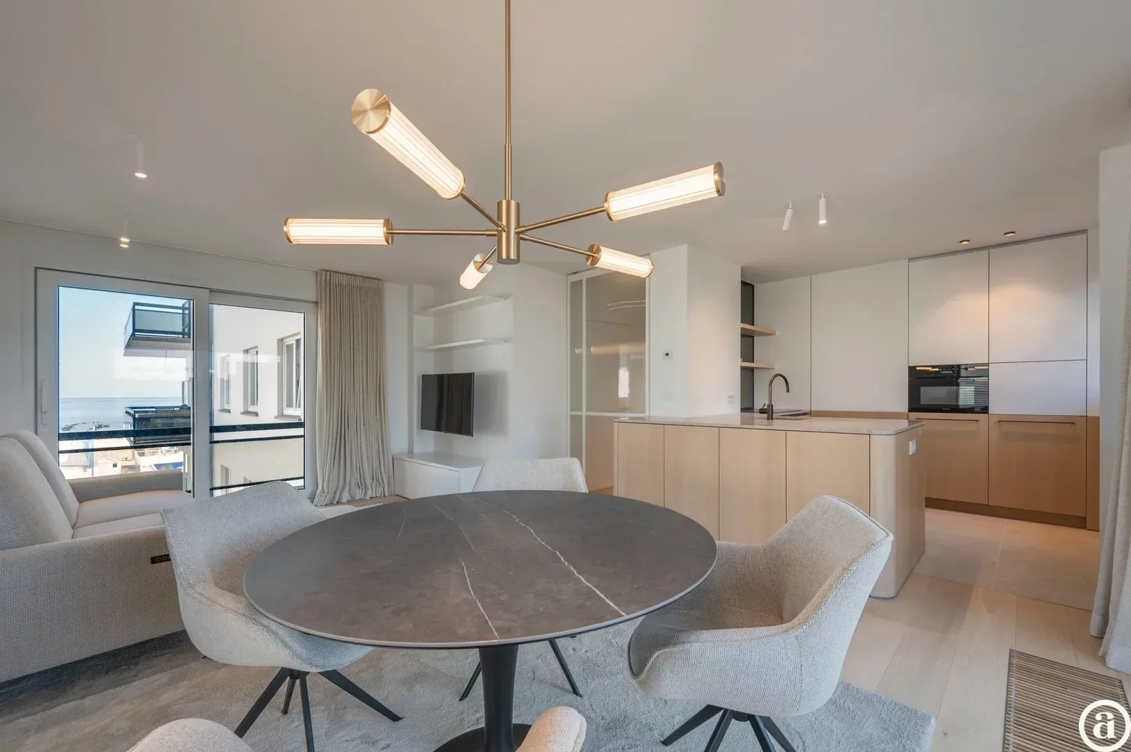 Luxueus gerenoveerd hoekappartement met zeezicht vlakbij de wandeldijk in het Zoute.