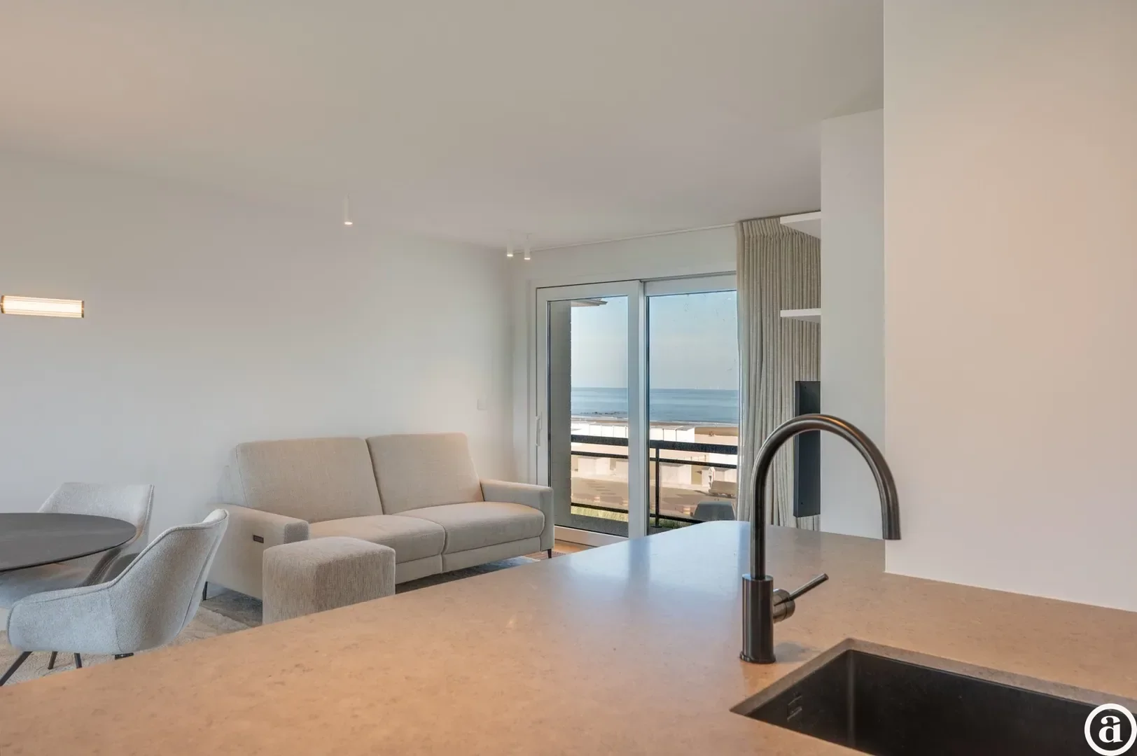 Luxueus gerenoveerd hoekappartement met zeezicht vlakbij de wandeldijk in het Zoute.