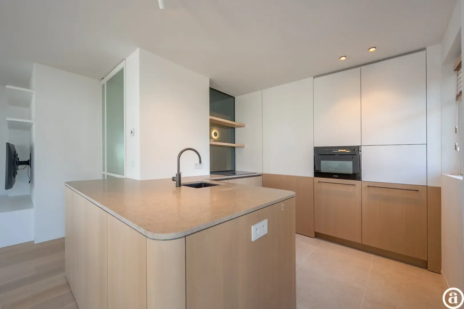 Luxueus gerenoveerd hoekappartement met zeezicht vlakbij de wandeldijk in het Zoute.