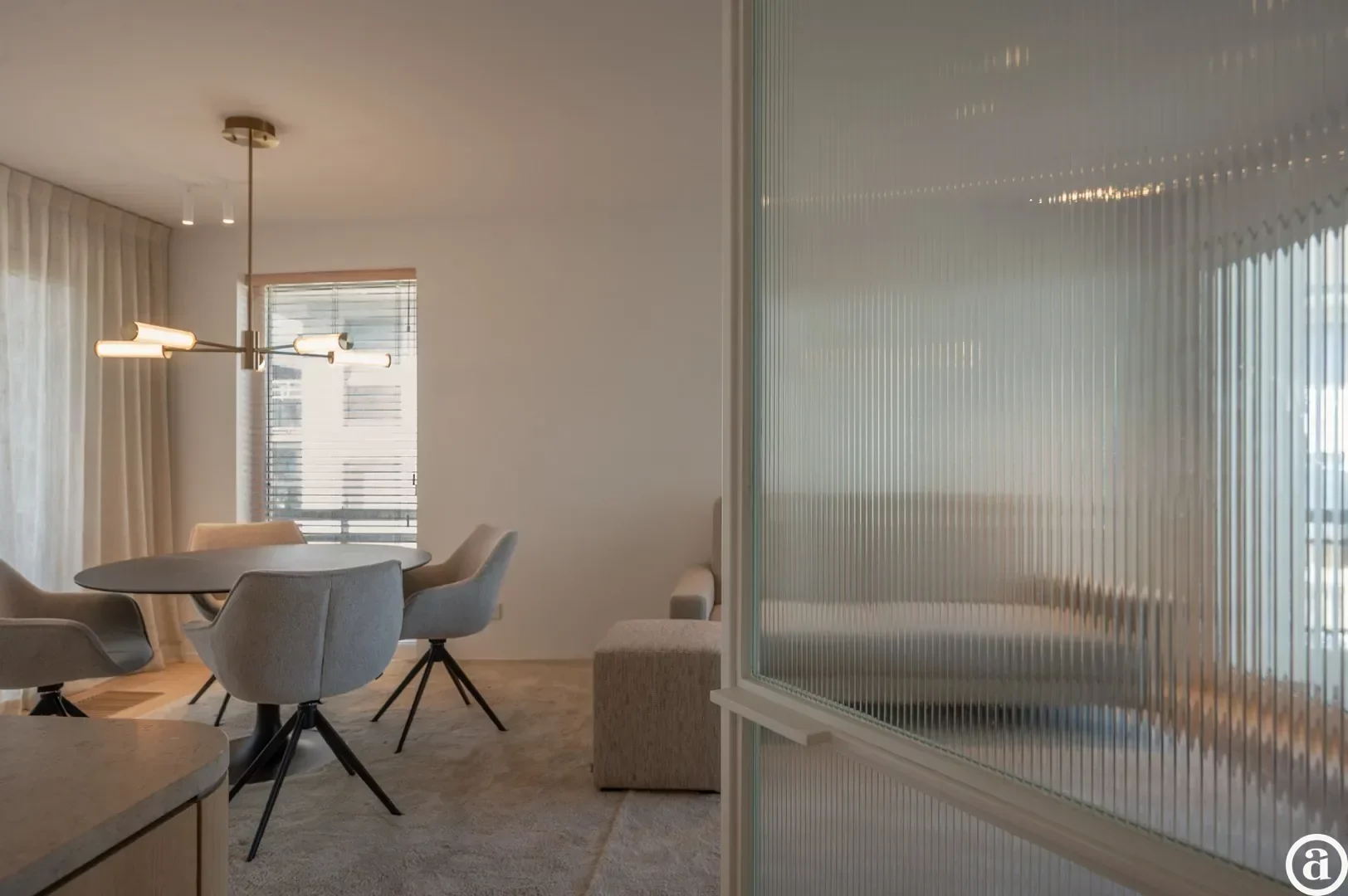 Luxueus gerenoveerd hoekappartement met zeezicht vlakbij de wandeldijk in het Zoute.