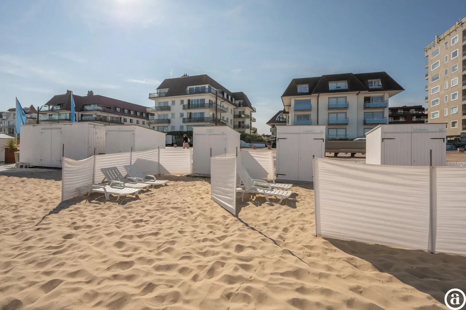 Luxueus gerenoveerd hoekappartement met zeezicht vlakbij de wandeldijk in het Zoute.