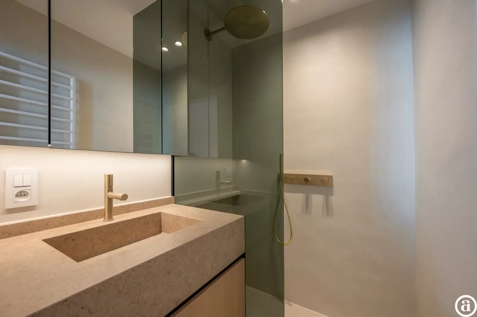 Luxueus gerenoveerd hoekappartement met zeezicht vlakbij de wandeldijk in het Zoute.