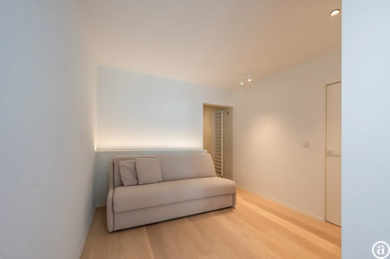 Luxueus gerenoveerd hoekappartement met zeezicht vlakbij de wandeldijk in het Zoute.