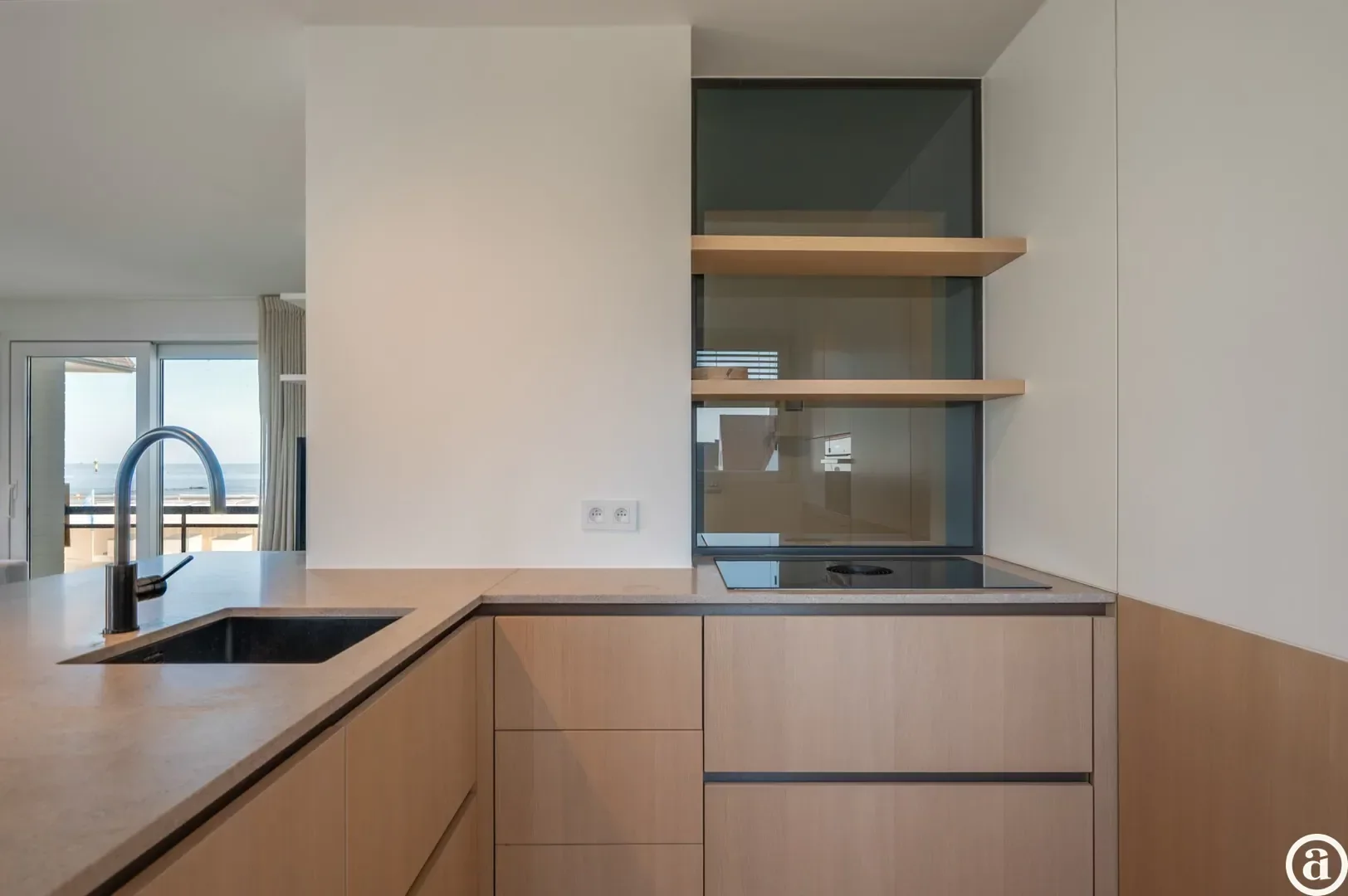 Luxueus gerenoveerd hoekappartement met zeezicht vlakbij de wandeldijk in het Zoute.