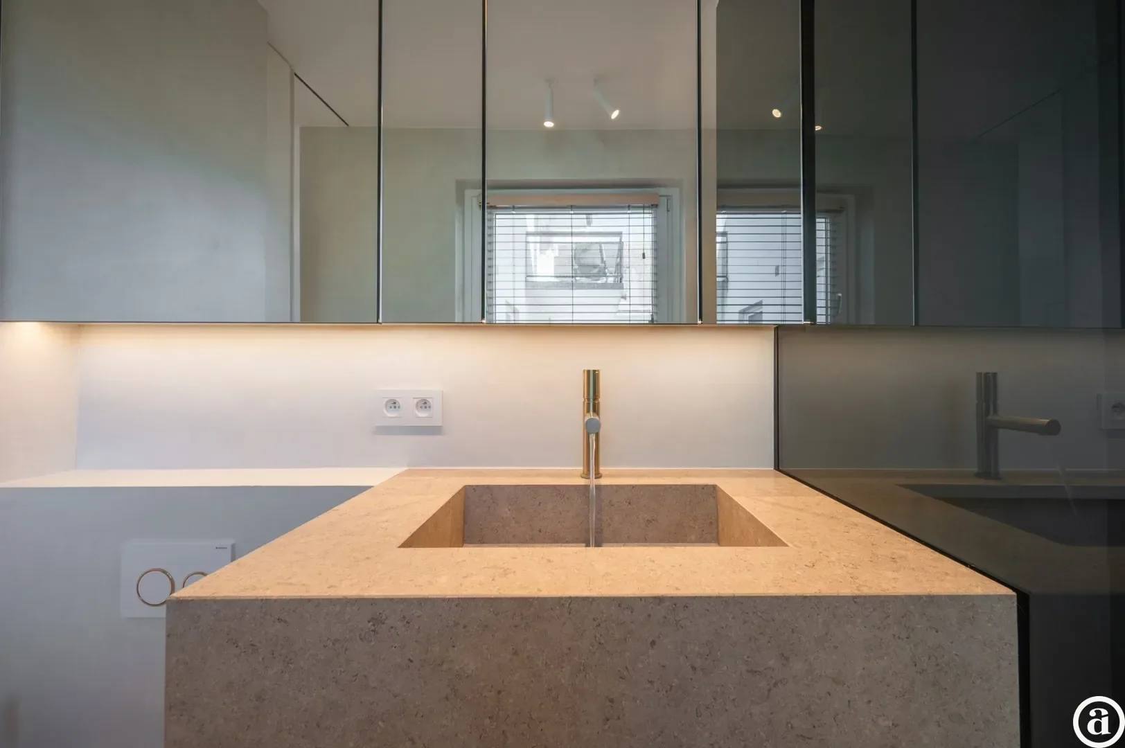 Luxueus gerenoveerd hoekappartement met zeezicht vlakbij de wandeldijk in het Zoute.