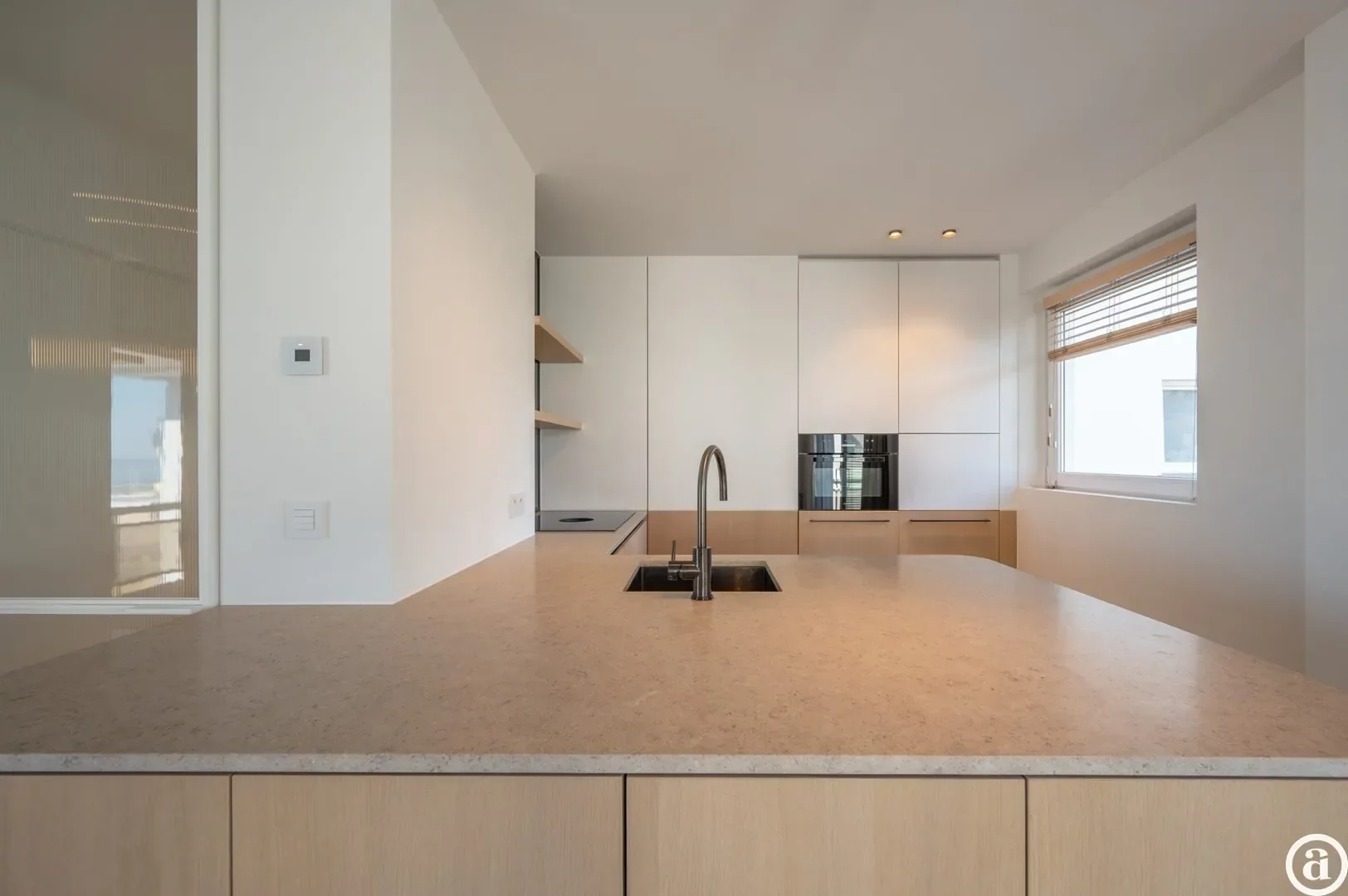 Luxueus gerenoveerd hoekappartement met zeezicht vlakbij de wandeldijk in het Zoute.