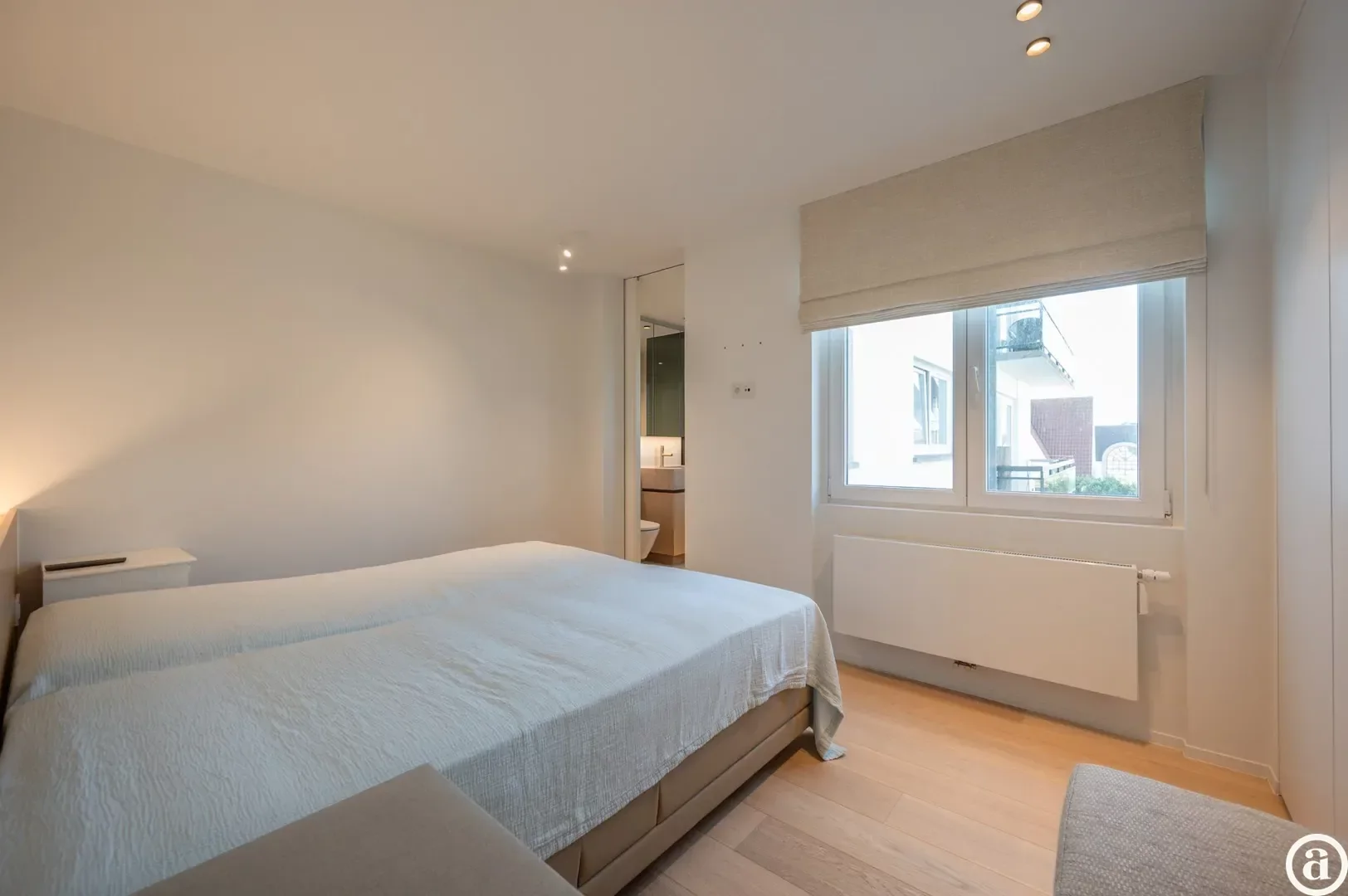 Luxueus gerenoveerd hoekappartement met zeezicht vlakbij de wandeldijk in het Zoute.