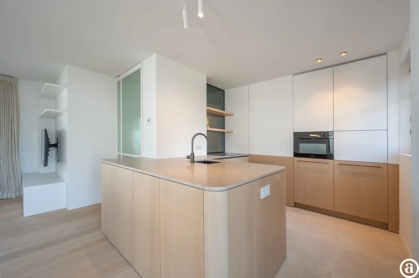 Luxueus gerenoveerd hoekappartement met zeezicht vlakbij de wandeldijk in het Zoute.