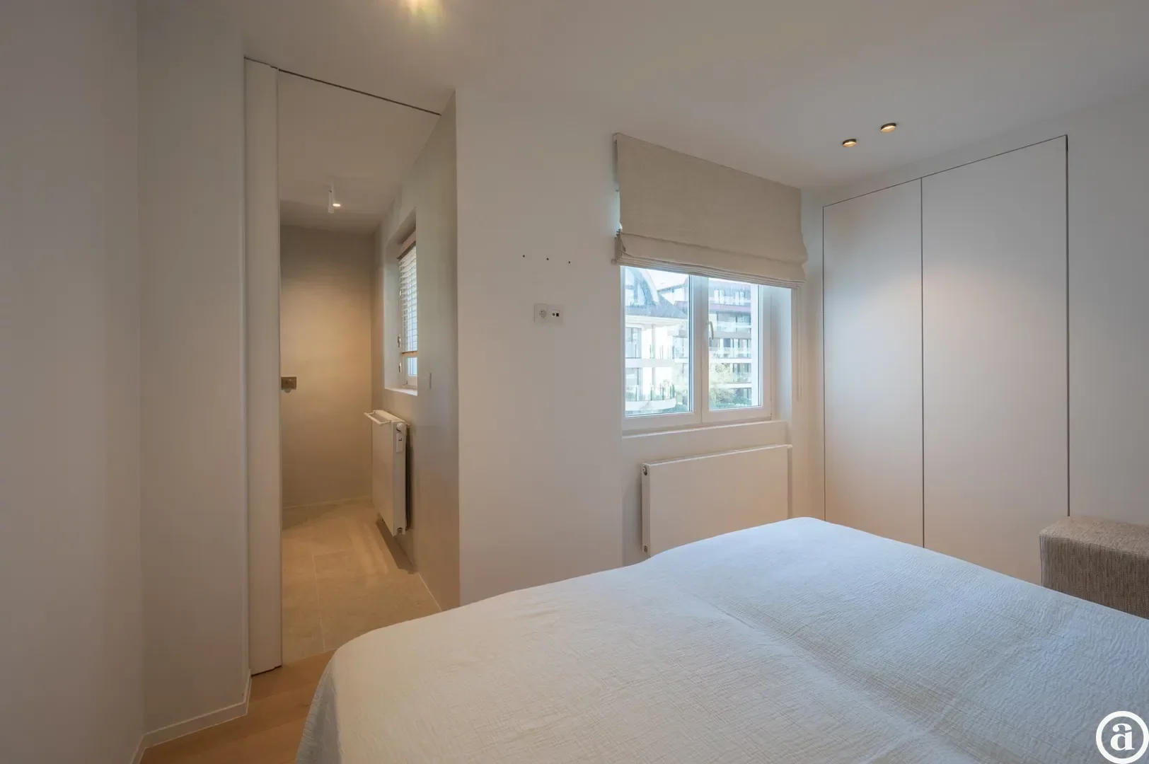 Luxueus gerenoveerd hoekappartement met zeezicht vlakbij de wandeldijk in het Zoute.