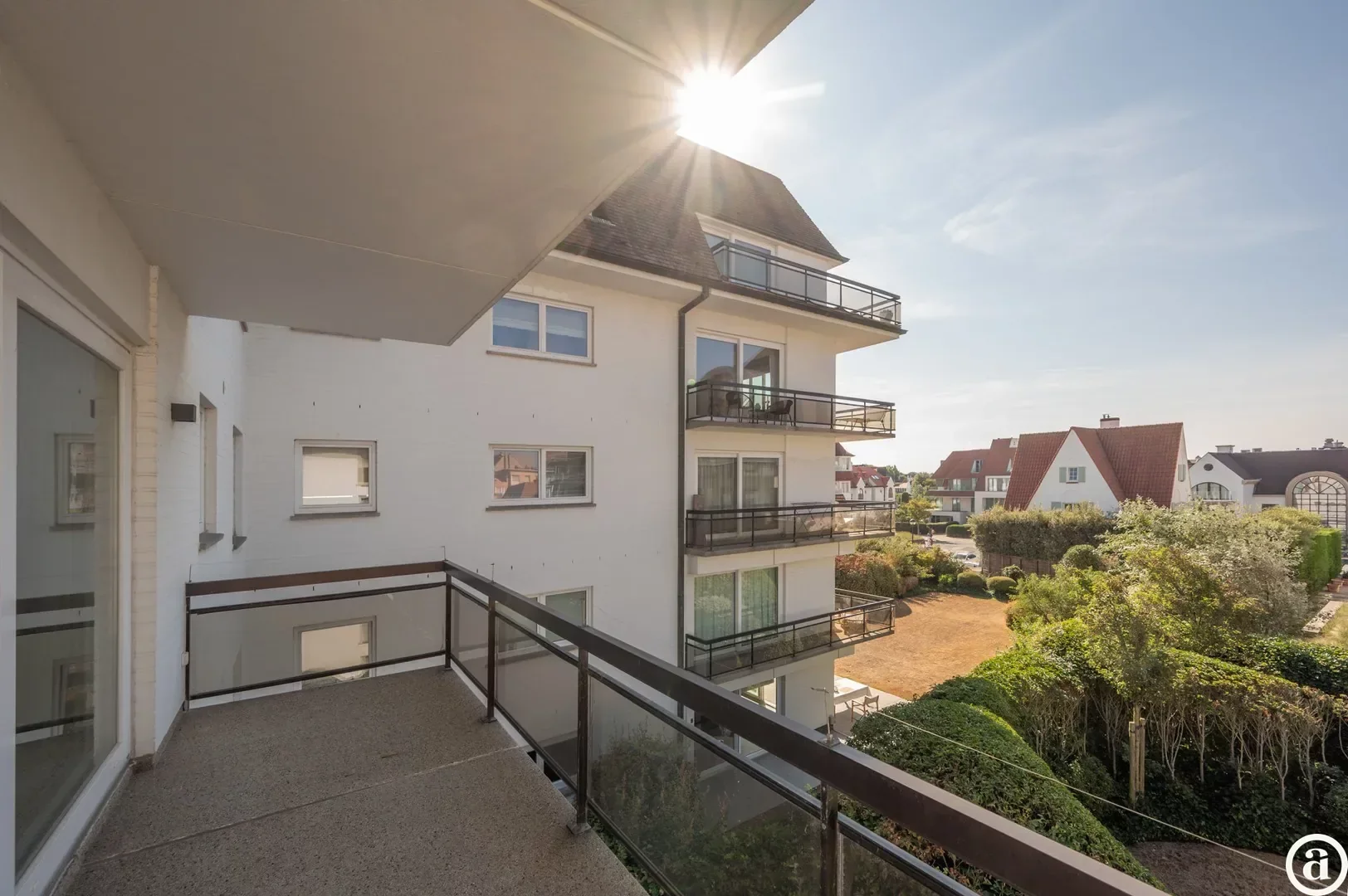 Luxueus gerenoveerd hoekappartement met zeezicht vlakbij de wandeldijk in het Zoute.