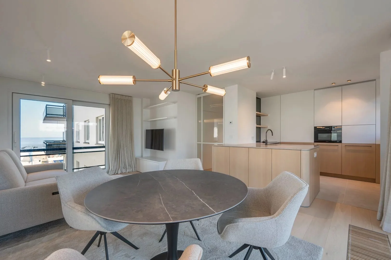 Luxueus gerenoveerd hoekappartement met zeezicht vlakbij de wandeldijk in het Zoute.