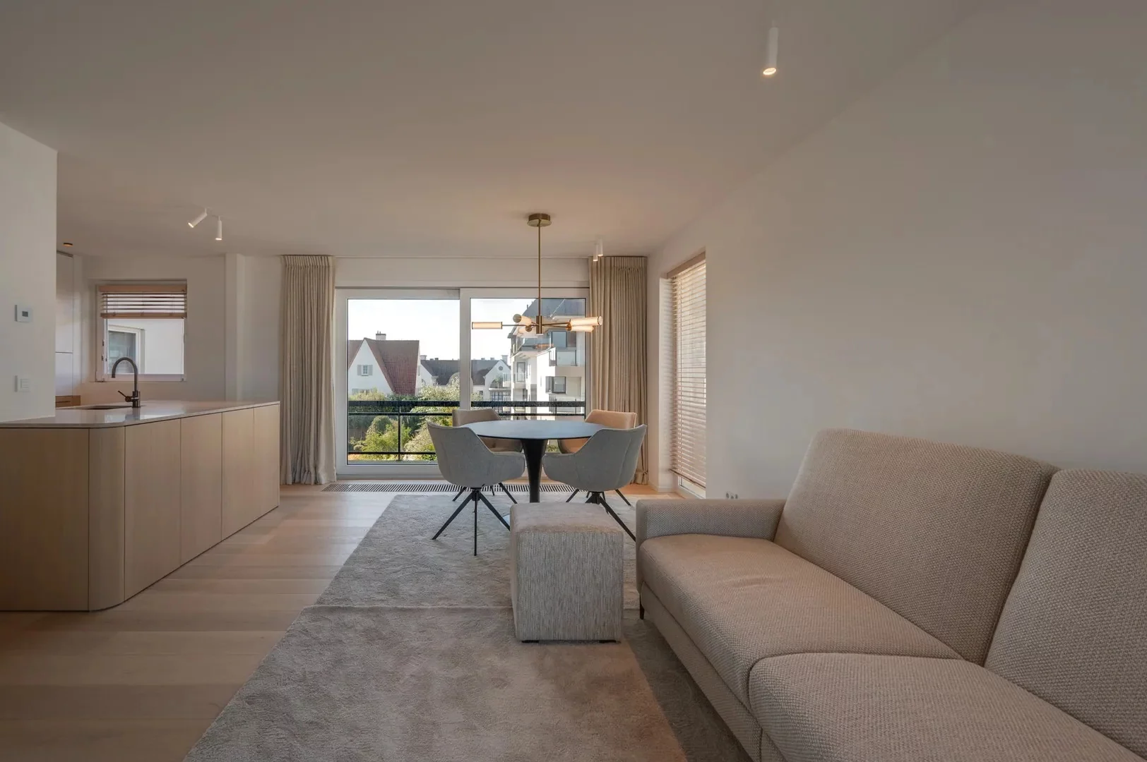 Luxueus gerenoveerd hoekappartement met zeezicht vlakbij de wandeldijk in het Zoute.