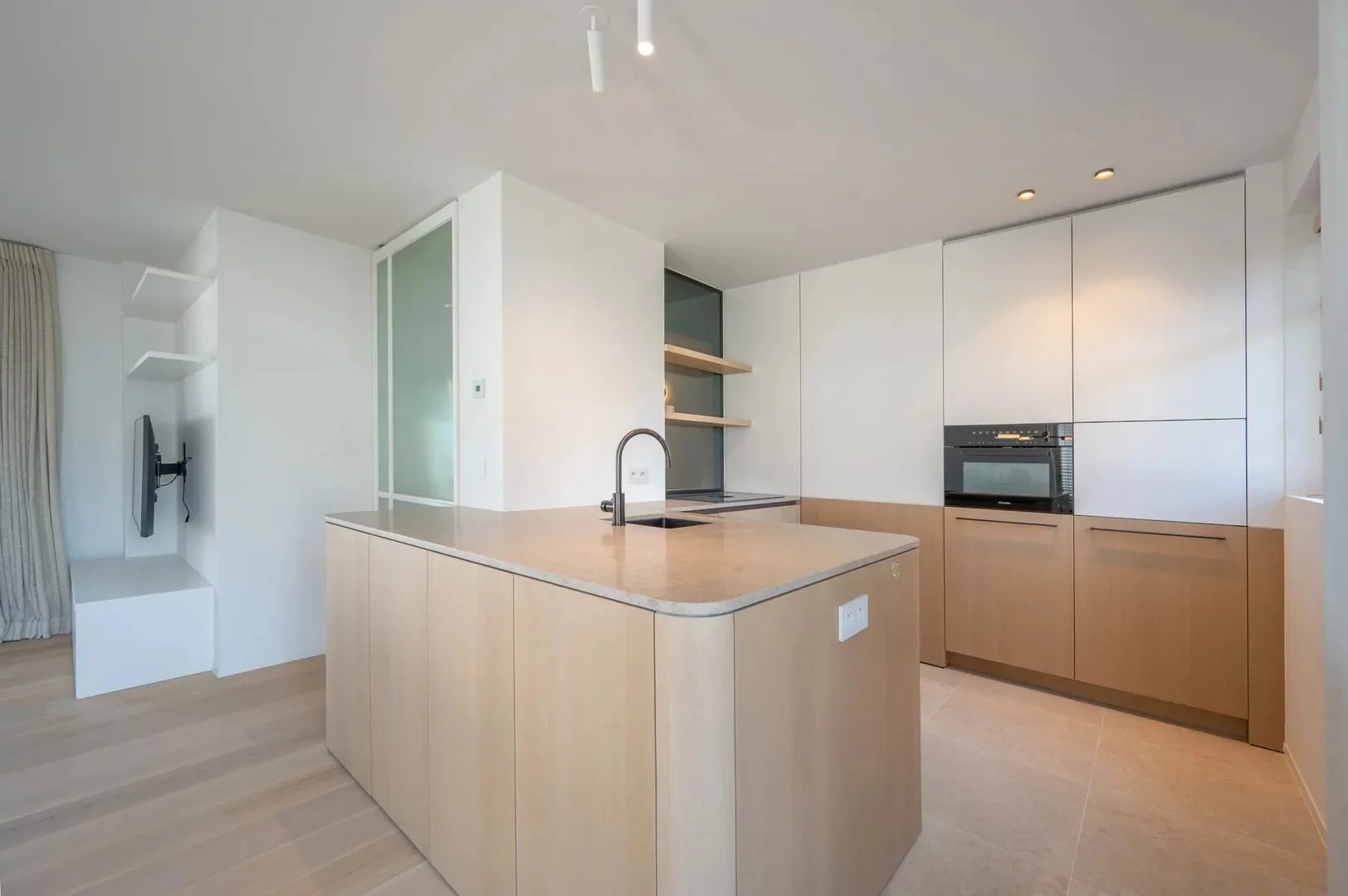 Luxueus gerenoveerd hoekappartement met zeezicht vlakbij de wandeldijk in het Zoute.