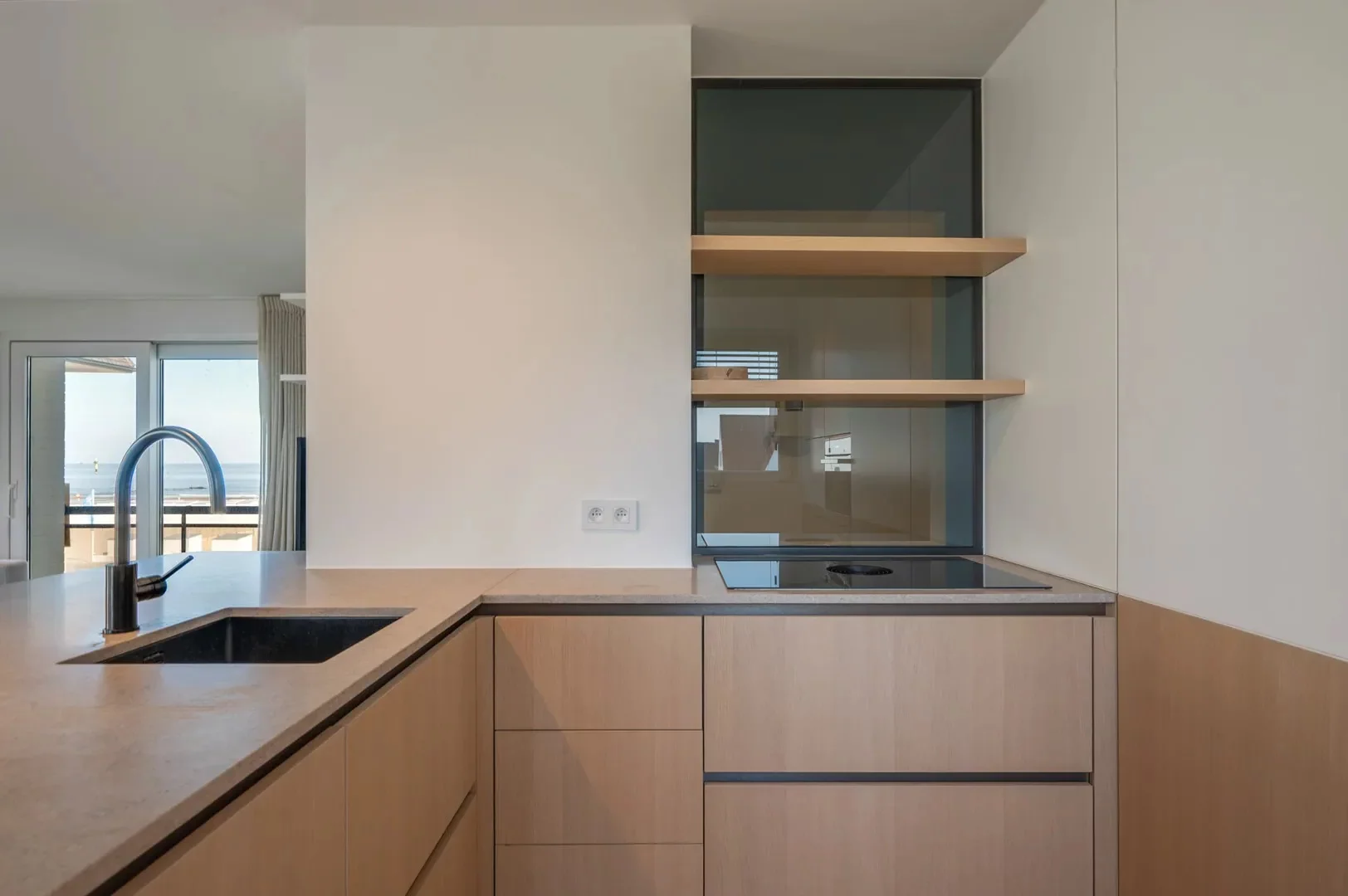 Luxueus gerenoveerd hoekappartement met zeezicht vlakbij de wandeldijk in het Zoute.