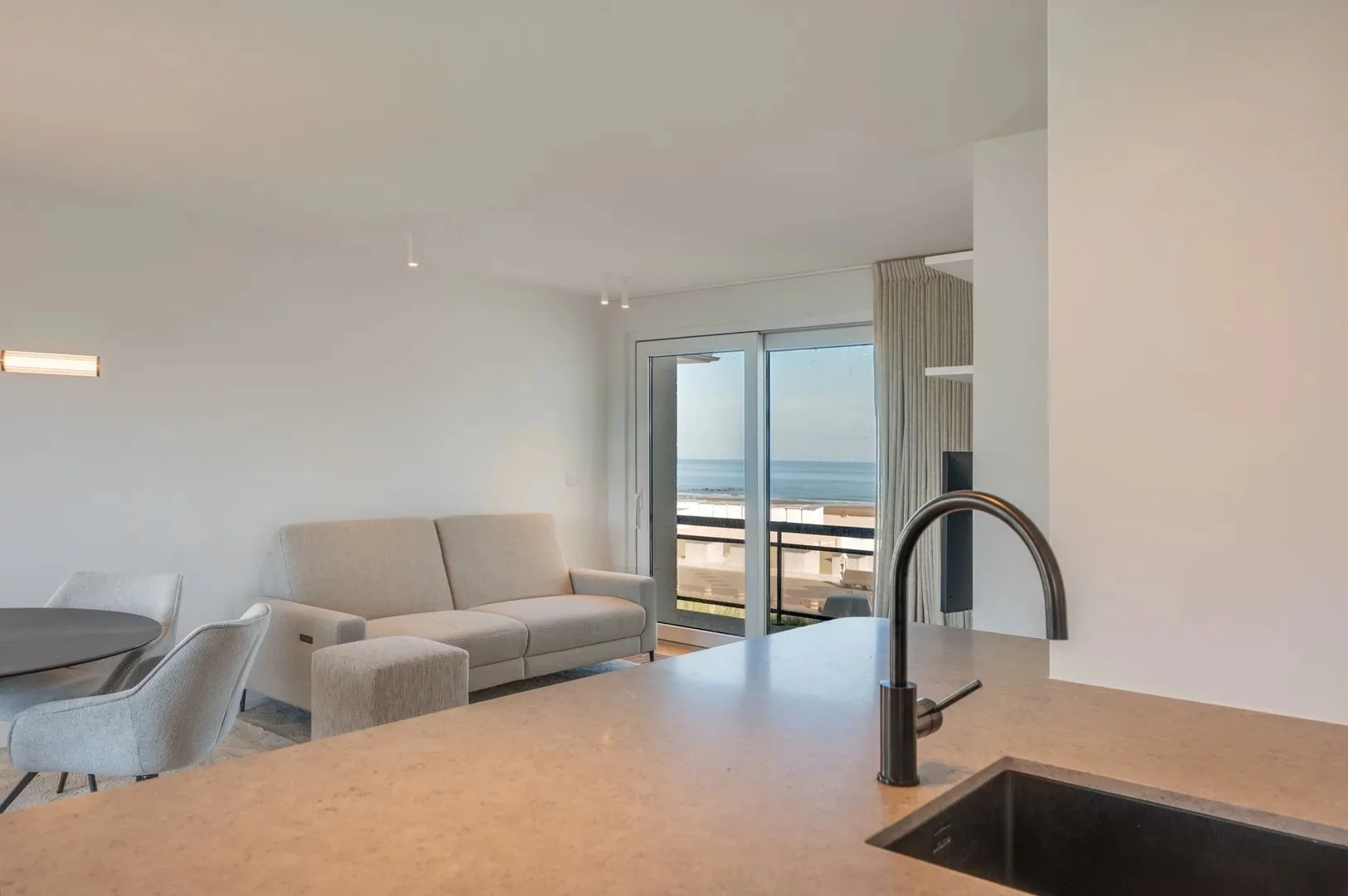 Luxueus gerenoveerd hoekappartement met zeezicht vlakbij de wandeldijk in het Zoute.