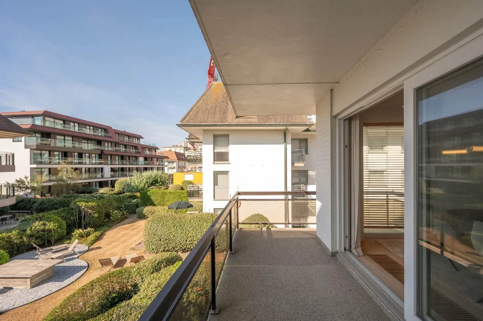 Luxueus gerenoveerd hoekappartement met zeezicht vlakbij de wandeldijk in het Zoute.