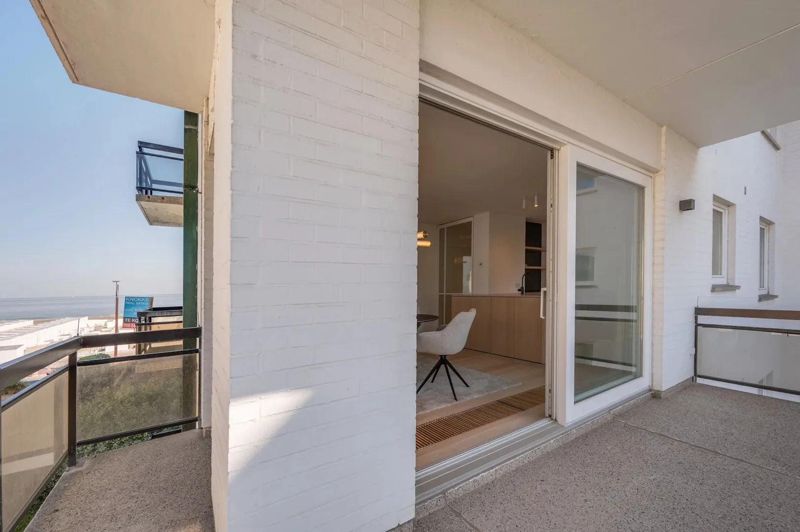 Luxueus gerenoveerd hoekappartement met zeezicht vlakbij de wandeldijk in het Zoute.