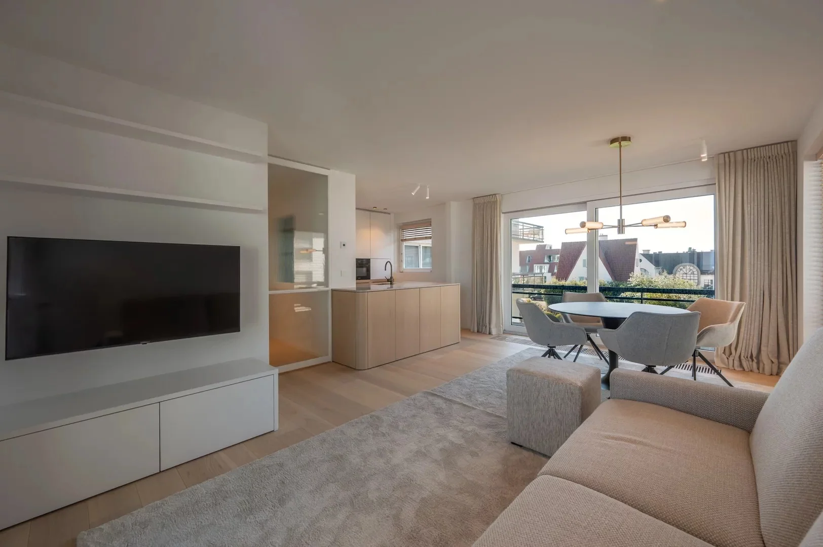 Luxueus gerenoveerd hoekappartement met zeezicht vlakbij de wandeldijk in het Zoute.
