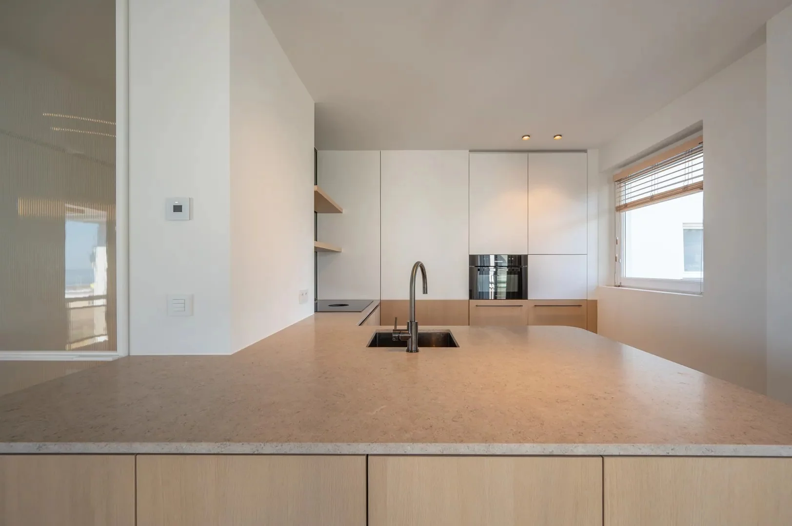 Luxueus gerenoveerd hoekappartement met zeezicht vlakbij de wandeldijk in het Zoute.