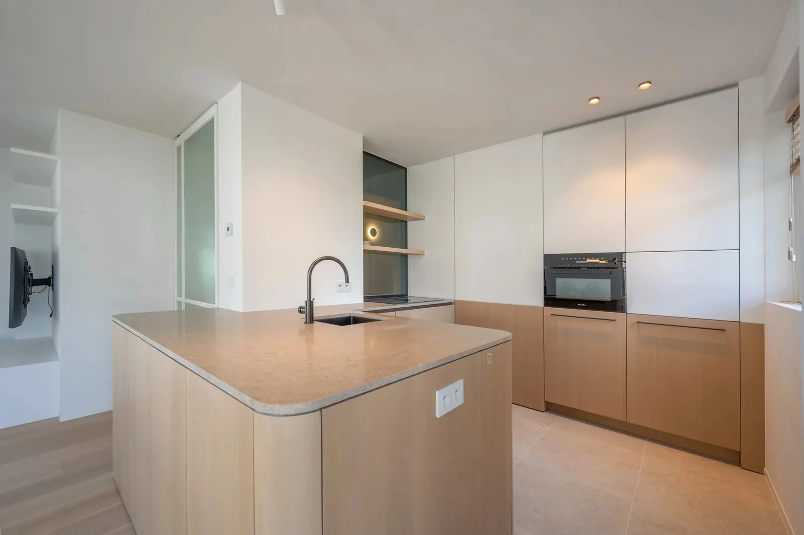 Luxueus gerenoveerd hoekappartement met zeezicht vlakbij de wandeldijk in het Zoute.